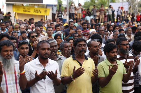 Foto de MALDIVOS, Hombre: Miles de manifestantes de la oposición se manifiestan y rezan en la capital Male, 30 de noviembre de 2015, durante el último día de una protesta de tres días del Partido Democrático Maldivo (MDP)). - Imagen libre de derechos