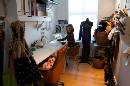 Foto de Jenny Skavlan está lanzando una serie en línea sobre cómo se puede coser su propio vestido de novia. - Imagen libre de derechos