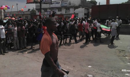 Téléchargez les photos : NIGERIA, Aba : Des partisans du Biafra se sont rassemblés à Aba, au Nigéria, le 1er décembre 2015 contre le maintien en détention du patron de Radio Biafra et membre éminent du Peuple Indigène du Biafra (IPOB) Mazi Nnamdi Kanu. - en image libre de droit