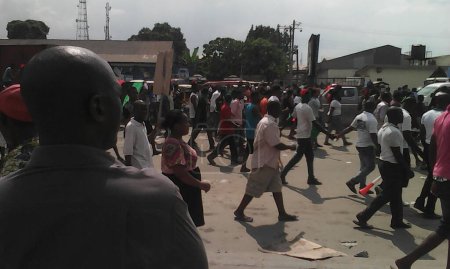 Téléchargez les photos : NIGERIA, Aba : Des partisans du Biafra se sont rassemblés à Aba, au Nigéria, le 1er décembre 2015 contre le maintien en détention du patron de Radio Biafra et membre éminent du Peuple Indigène du Biafra (IPOB) Mazi Nnamdi Kanu. - en image libre de droit