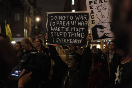 Foto de LONDRES - DETENER LA PROTESTA DE GUERRA - SIRIA VOTE - Imagen libre de derechos