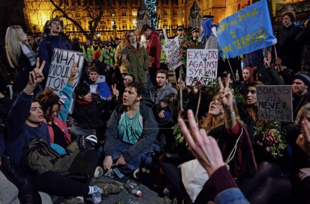 Foto de REINO UNIDO, Londres: Manifestantes contra la guerra participan en una manifestación contra la intervención militar en Siria a la que asistieron miles de personas en Parliament Square, en el centro de Londres, el 1 de diciembre de 2015 - Imagen libre de derechos