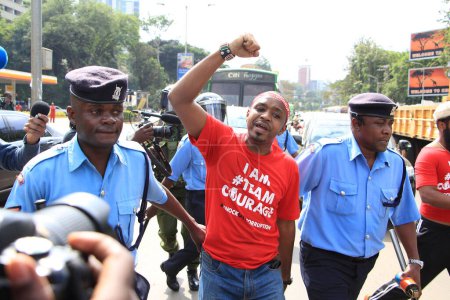 Téléchargez les photos : KENYA, Nairobi : Plusieurs manifestants chantent contre la corruption alors qu'environ 200 membres de groupes de la société civile à Nairobi défilent vers la maison d'Etat pour présenter une pétition contre la corruption au Kenya le 1er décembre 2015 - en image libre de droit