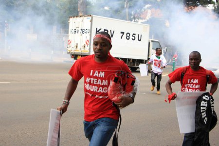 Foto de KENYA, Nairobi: Varios manifestantes corean contra la corrupción mientras unas 200 personas de grupos de la sociedad civil en Nairobi marchan a la casa estatal para presentar una petición contra la corrupción en Kenia el 1 de diciembre de 2015 - Imagen libre de derechos