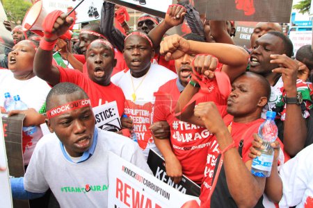 Téléchargez les photos : KENYA, Nairobi : Plusieurs manifestants chantent contre la corruption alors qu'environ 200 membres de groupes de la société civile à Nairobi défilent vers la maison d'Etat pour présenter une pétition contre la corruption au Kenya le 1er décembre 2015 - en image libre de droit