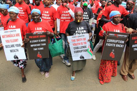 Foto de KENYA, Nairobi: Varios manifestantes corean contra la corrupción mientras unas 200 personas de grupos de la sociedad civil en Nairobi marchan a la casa estatal para presentar una petición contra la corrupción en Kenia el 1 de diciembre de 2015 - Imagen libre de derechos