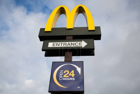Téléchargez les photos : Logo de mcdonald dans un fast-food - en image libre de droit