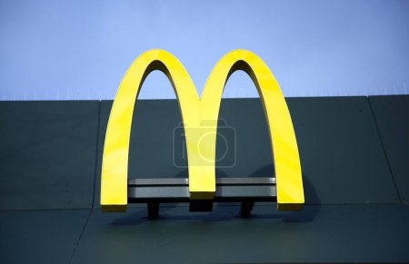 Téléchargez les photos : Logo de mcdonald dans un fast-food - en image libre de droit