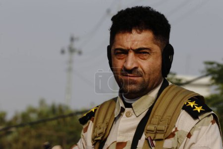 Téléchargez les photos : IRAQ, Gwer: A Peshmerga fighter looks on as he holds a position on the frontline in the Gwer district, 40 kilometres south of Arbil, the capital of the Kurdish autonomous region in northern Iraq, as battles with Islamic State (IS) jihadists continue - en image libre de droit
