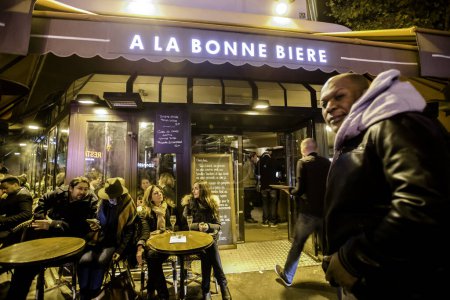 Téléchargez les photos : FRANCE, Paris : Des personnes sur la terrasse du bar A la Bonne Biere à Paris le 4 décembre 2015, lors de sa réouverture le lendemain de sa frappe lors d'une série d'attaques coordonnées à Paris et ses alentours le 13 novembre. - en image libre de droit