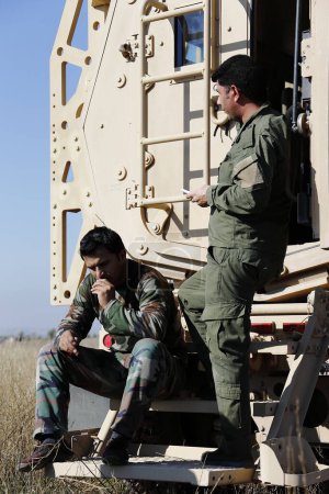 Téléchargez les photos : IRAQ, Gwer : Des combattants kurdes irakiens des Peshmergas évacuent la région de Gwer, près d'Erbil, en Irak, des mines le 2 décembre 2015. - en image libre de droit