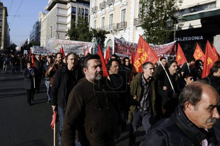Foto de GRECIA, Atenas: Los residentes de Atenas conmemoran el séptimo aniversario del tiroteo policial de Alexis Grigoropoulos en una marcha en la capital griega el 6 de diciembre de 2015 - Imagen libre de derechos