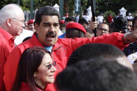 Téléchargez les photos : VENEZUELA, Caracas : Le président vénézuélien Nicolas Maduro avec des militants du Parti socialiste uni du Venezuela au Parti socialiste uni du Venezuela, PSUV en espagnol, siège à Caracas, le 6 décembre 2015 - en image libre de droit