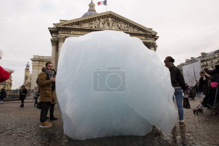 Foto de FRANCIA, París: Una instalación de arte Ice Watch hecha con partes de la capa de hielo de Groenlandia, por el artista danés-islandés Olafur Eliasson está en exhibición frente al Panteón en París el 7 de diciembre de 2015 - Imagen libre de derechos