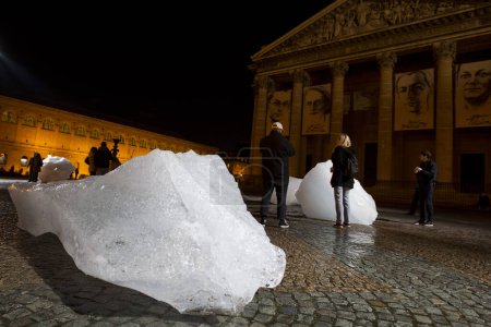Foto de FRANCIA, París: Una instalación de arte Ice Watch hecha con partes de la capa de hielo de Groenlandia, por el artista danés-islandés Olafur Eliasson está en exhibición frente al Panteón en París el 7 de diciembre de 2015 - Imagen libre de derechos