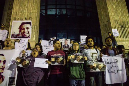 Téléchargez les photos : EGYPTE, Le Caire : Un groupe de journalistes a organisé un rassemblement le 9 décembre 2015 devant le bâtiment du Syndicat de la presse au Caire, en Égypte, pour exiger la libération des journalistes détenus dans le monde entier. - en image libre de droit