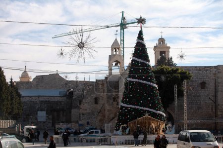 Téléchargez les photos : BANQUE DE L'OUEST, Beit Sahour : Des milliers de Palestiniens assistent à un festival d "éclairage des arbres de Noël dans le village de Beit Sahour, à l'est de Bethléem, en Cisjordanie, le 17 décembre 2015 - en image libre de droit