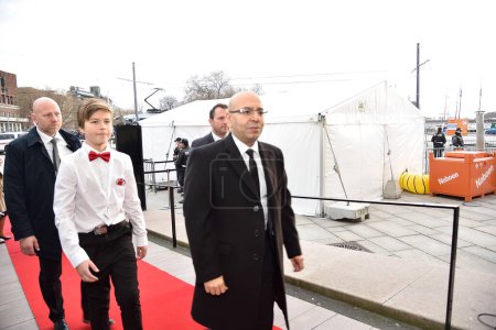 Foto de NORUEGA, Oslo: Presidente de la Confederación Tunecina de Industria, Comercio y Artesanía Wided Bouchamaoui, coganador del Premio Nobel 2015, llega al Centro Nobel de la Paz, en Oslo, el 10 de diciembre de 2015 - Imagen libre de derechos