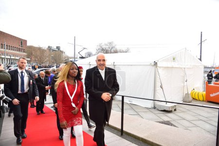 Foto de NORUEGA, Oslo: Presidente de la Confederación Tunecina de Industria, Comercio y Artesanía Wided Bouchamaoui, coganador del Premio Nobel 2015, llega al Centro Nobel de la Paz, en Oslo, el 10 de diciembre de 2015 - Imagen libre de derechos