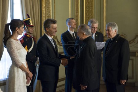 Téléchargez les photos : ARGENTINE, Buenos Aires : Le Président argentin élu Mauricio Macri (centre-gauche) sourit et serre la main lors de sa cérémonie d'inauguration au Congrès national argentin à Buenos Aires le 10 décembre 2015 - en image libre de droit