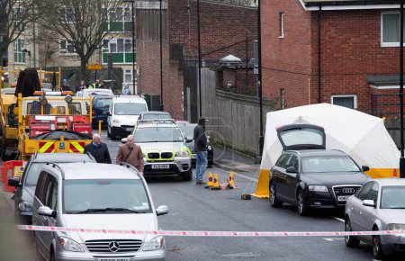 Téléchargez les photos : ROYAUME-UNI, Londres : Un homme a été abattu lors d'une opération de renseignement policière à Wood Green, un quartier du nord de Londres, le 11 décembre 2015. - en image libre de droit