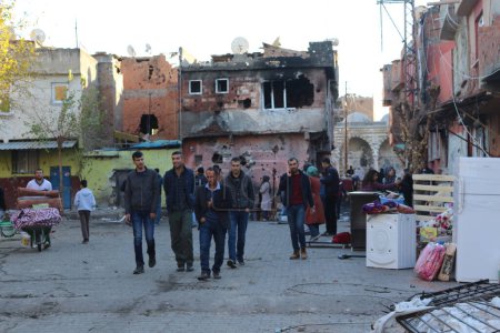 Foto de La destrucción de Diyarbakir. El mando central del ejército turco afirma que ha matado a más de 500 terroristas del PKK" - Imagen libre de derechos