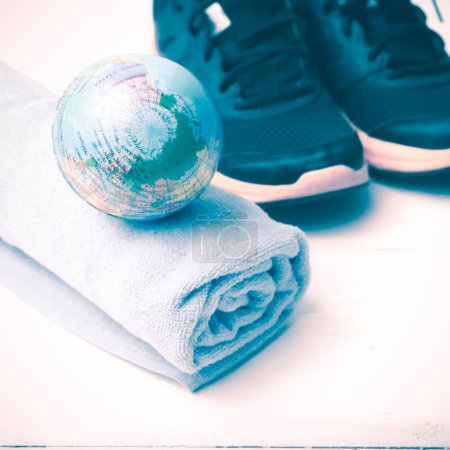 Foto de Zapatillas de running, bola de tierra y toalla estilo vintage - Imagen libre de derechos