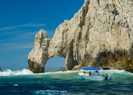 Téléchargez les photos : Tour en bateau près du rocher en mer - en image libre de droit