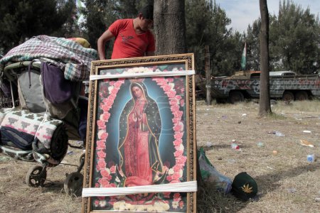 Foto de MÉXICO, Ciudad de México: Cientos de peregrinos se dirigen a la Basílica de Guadalupe en la Ciudad de México el 11 de diciembre de 2015 - Imagen libre de derechos