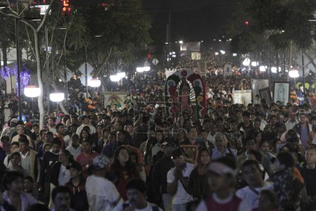 Foto de MÉXICO, Ciudad de México: Cientos de peregrinos se dirigen a la Basílica de Guadalupe en la Ciudad de México el 11 de diciembre de 2015 - Imagen libre de derechos