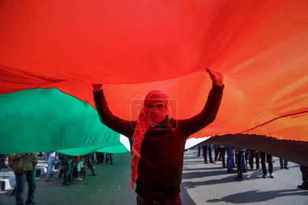 Téléchargez les photos : GAZA STRIP, Gaza : Des centaines de Palestiniens se rassemblent pour marquer le 48e anniversaire de la création du Front populaire de libération de la Palestine (FPLP) à Gaza, le 12 décembre 2015 - en image libre de droit