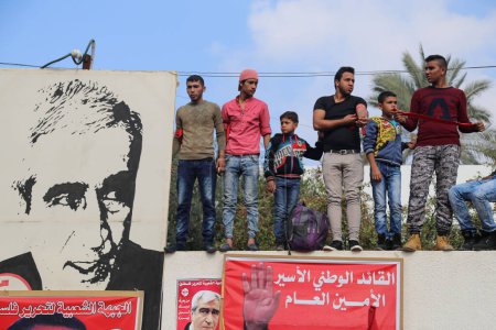 Téléchargez les photos : GAZA STRIP, Gaza : Des centaines de Palestiniens se rassemblent pour marquer le 48e anniversaire de la création du Front populaire de libération de la Palestine (FPLP) à Gaza, le 12 décembre 2015 - en image libre de droit