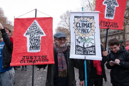 Téléchargez les photos : FRANCE, Paris : Manifestants lors d'une marche climatique organisée à Paris le 12 décembre 2015 à l'issue des négociations de la COP21. - en image libre de droit