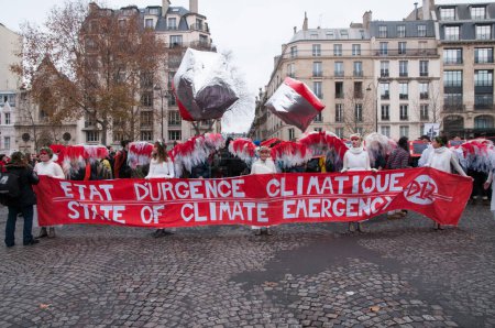 Téléchargez les photos : FRANCE, Paris : Manifestants lors d'une marche climatique organisée à Paris le 12 décembre 2015 à l'issue des négociations de la COP21. - en image libre de droit