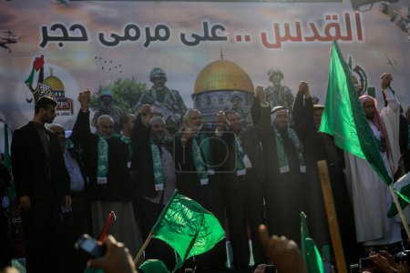 Téléchargez les photos : GAZA STRIP, Jabalia : Des milliers de partisans se sont rassemblés à Gaza pour prendre part à un certain nombre d'activités marquant le 28e anniversaire de la création du Hamas à Jabaliya, au nord de la ville de Gaza, le 11 décembre 2015. - en image libre de droit
