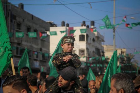 Foto de GAZA STRIP, Jabalia: Miles de simpatizantes se reunieron en Gaza para participar en una serie de actividades con motivo del 28º aniversario del inicio de Hamas en Jabaliya, al norte de la ciudad de Gaza, el 11 de diciembre de 2015. - Imagen libre de derechos