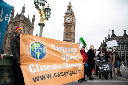 Téléchargez les photos : ENGLAND, London: Protesters gathered in London to call for the British Government to act against climate change on December 12, 2015. The Campaign Against Climate Change marched today as the UN climate talks in Paris drew to a close. - en image libre de droit