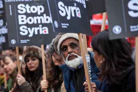 Téléchargez les photos : ANGLETERRE, Londres : Des milliers de personnes se sont rassemblées à Londres le 12 décembre 2015 pour appeler à la fin des bombardements britanniques en Syrie - en image libre de droit