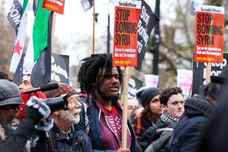 Foto de INGLATERRA, Londres: Miles de personas se reunieron en Londres el 12 de diciembre de 2015 para pedir el fin del bombardeo del Reino Unido en Siria - Imagen libre de derechos