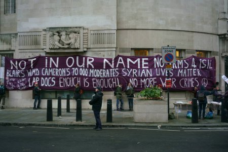 Téléchargez les photos : ANGLETERRE, Londres : Des milliers de personnes se sont rassemblées à Londres le 12 décembre 2015 pour appeler à la fin des bombardements britanniques en Syrie - en image libre de droit