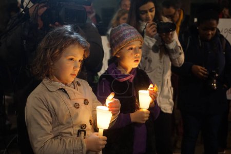 Téléchargez les photos : ANGLETERRE, Londres : Des personnes en soutien aux réfugiés se sont rassemblées à Londres le 12 décembre 2015 pour organiser une veillée de Noël devant Downing Street.Les manifestants ont tenu des bougies et des pancartes appelant à l'accueil des réfugiés. - en image libre de droit