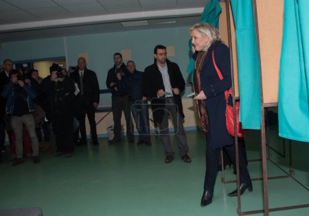 Téléchargez les photos : FRANCE, Henin-Beaumont : Marine Le Pen, leader du Front national (FN) français d'extrême droite, prononce un discours suite à l'annonce des résultats du deuxième tour des élections régionales françaises à Henin-Beaumont le 13 décembre 2015. - en image libre de droit