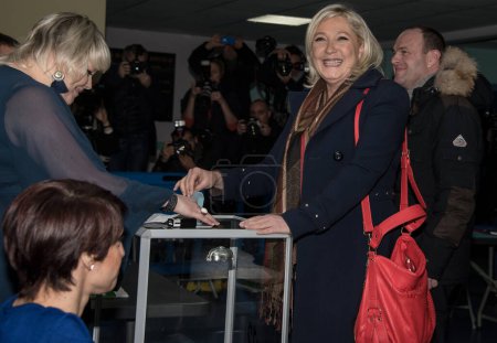 Foto de FRANCIA, Henin-Beaumont: Marine Le Pen, líder del Frente Nacional (FN) de extrema derecha francés, pronuncia un discurso tras el anuncio de resultados en la segunda vuelta de las elecciones regionales francesas en Henin-Beaumont el 13 de diciembre de 2015. - Imagen libre de derechos