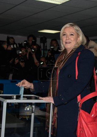 Foto de FRANCIA, Henin-Beaumont: Marine Le Pen, líder del Frente Nacional (FN) de extrema derecha francés, pronuncia un discurso tras el anuncio de resultados en la segunda vuelta de las elecciones regionales francesas en Henin-Beaumont el 13 de diciembre de 2015. - Imagen libre de derechos