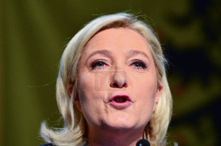 Foto de FRANCIA, Hnin-Beaumont: Marine Le Pen, líder del Frente Nacional (FN) de extrema derecha francés, pronuncia un discurso tras el anuncio de resultados en la segunda vuelta de las elecciones regionales francesas en Henin-Beaumont el 13 de diciembre de 2015. - Imagen libre de derechos