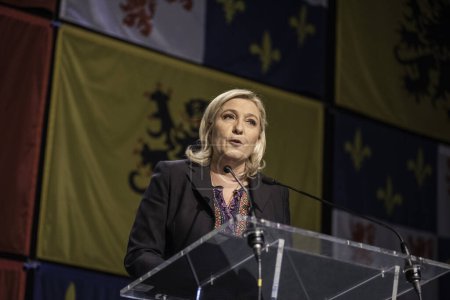 Téléchargez les photos : FRANCE, Hnin-Beaumont : Marine Le Pen, leader du Front national (FN) français d'extrême droite, prononce un discours suite à l'annonce des résultats du deuxième tour des élections régionales françaises à Henin-Beaumont le 13 décembre 2015. - en image libre de droit