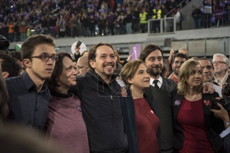 Foto de ESPAÑA, Madrid: Ada Colau, alcaldesa de Barcelona saluda a la multitud mientras más de 10.000 personas asistían a la manifestación Podemos en Madrid el 13 de diciembre de 2015. - Imagen libre de derechos