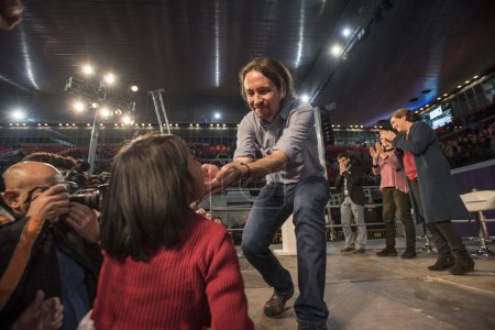 Téléchargez les photos : ESPAGNE, Madrid : Pablo Iglesias, leader du parti de gauche Podemos applaudit la foule alors que plus de 10 000 personnes ont assisté à un rassemblement de Podemos à Madrid le 13 décembre 2015 - en image libre de droit