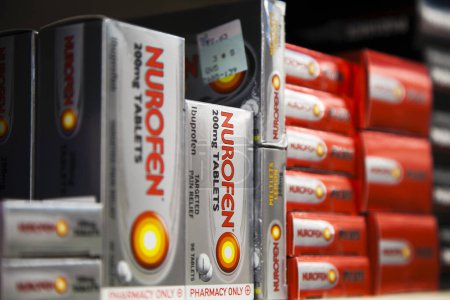 Téléchargez les photos : Australie - nurofen à vendre dans la pharmacie locale - en image libre de droit