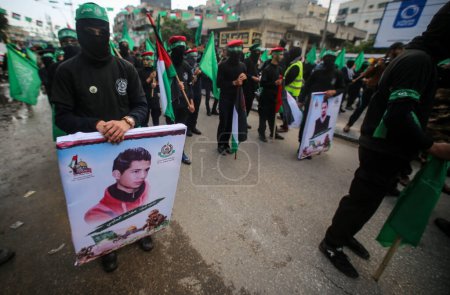 Téléchargez les photos : GAZA, ville de Gaza : Palestiniens et militants des Brigades Ezzedine al-Qassam, la branche armée du Hamas, participent à un rassemblement marquant le 28e anniversaire de la fondation du Hamas, à Gaza, le 14 décembre 2015 - en image libre de droit